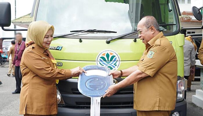 Wagub Idah Serahkan Bantuan Mobil Sampah ke Pemkot, Hasil Perjuangan RH di Kementerian LHK