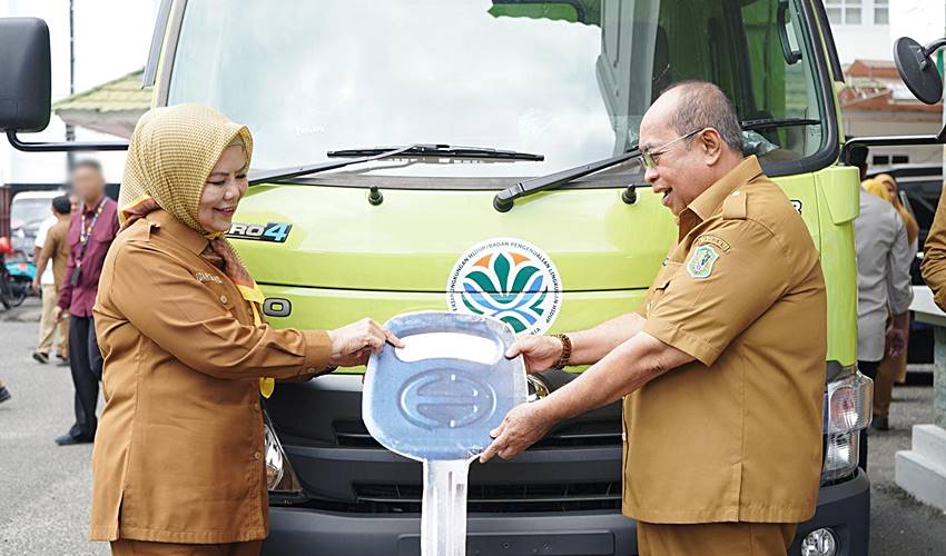 Wagub Idah Serahkan Bantuan Mobil Sampah ke Pemkot, Hasil Perjuangan RH di Kemen LHK