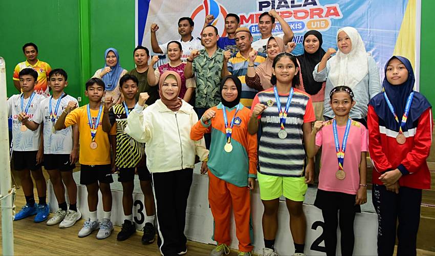 Wagub Idah Tutup Turnamen Badminton Merebutkan Piala Menpora