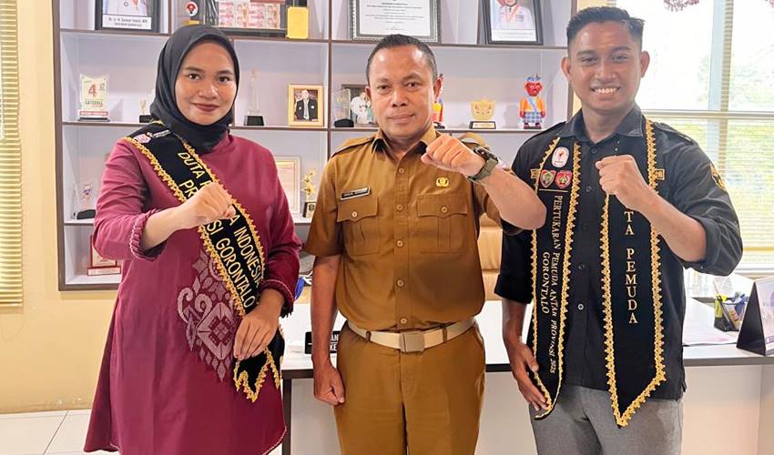 Kadispora Provinsi Gorontalo, Danial Ibrahim ketika foto bersama dengan dua peserta program PPAP tahun 2025.