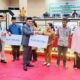Ketua DPRD Boalemo, Karyawan Eka Putra Noho ketika menyerahkan secara simbolis bantuan kepada para mustahiq yang dihadirkan pada sidang paripurna dalam rangka HUT ke-26 Kabupaten Boalemo.