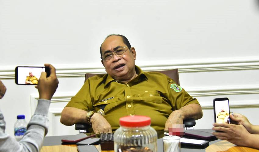 Adhan Sesalkan Sikap Oknum Dosen FH UNG yang Gunakan Keahlian untuk Kepentingan Kelompok - Tersenyum