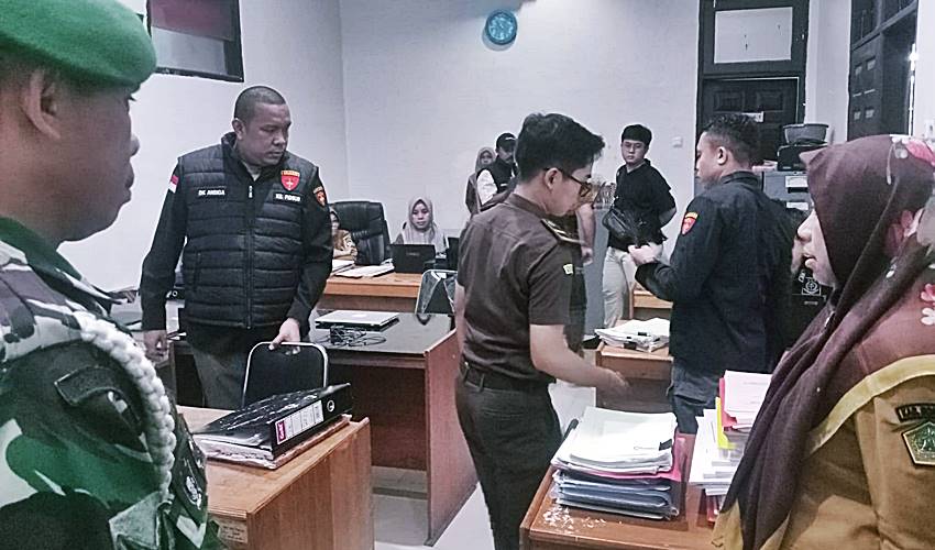 Dukung Penanganan Dugaan Korupsi Perjadis, Sekwan Boalemo Serahkan Dokumen yang Dibutuhkan Kejari