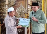 Gubernur Gusnar Serahkan Bantuan Rp5 Juta untuk Masjid Al-Mukhlisin