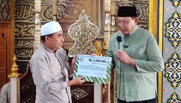 Gubernur Gusnar Serahkan Bantuan Rp5 Juta untuk Masjid Al-Mukhlisin