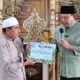 Gubernur Gusnar Serahkan Bantuan Rp5 Juta untuk Masjid Al-Mukhlisin