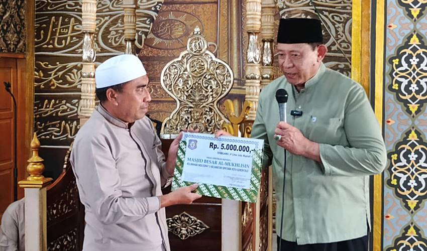 Gubernur Gusnar Serahkan Bantuan Rp5 Juta untuk Masjid Al-Mukhlisin