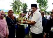 Gubernur Gusnar Serahkan Kartu BPJS Ketenagakerjaan ke Pekerja Rentan di Mootilango