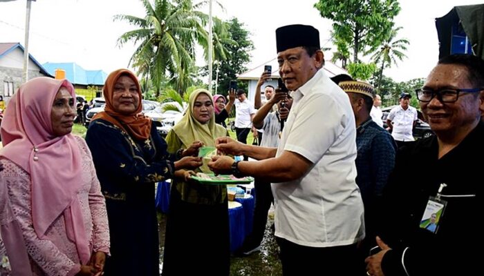 Gubernur Gusnar Serahkan Kartu BPJS Ketenagakerjaan ke Pekerja Rentan di Mootilango