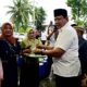 Gubernur Gusnar Serahkan Kartu BPJS Ketenagakerjaan ke Pekerja Rentan di Mootilango