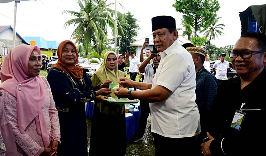 Gubernur Gusnar Serahkan Kartu BPJS Ketenagakerjaan ke Pekerja Rentan di Mootilango