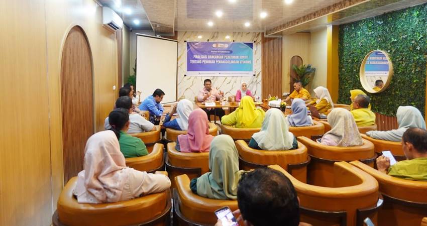 Suasana Rakor finalisasi Perbup tentang pedoman penanggulangan Stunting yang dipimpin Sekda Kabgor, Sugondo Makumur, Kamis (23/10/2025).
