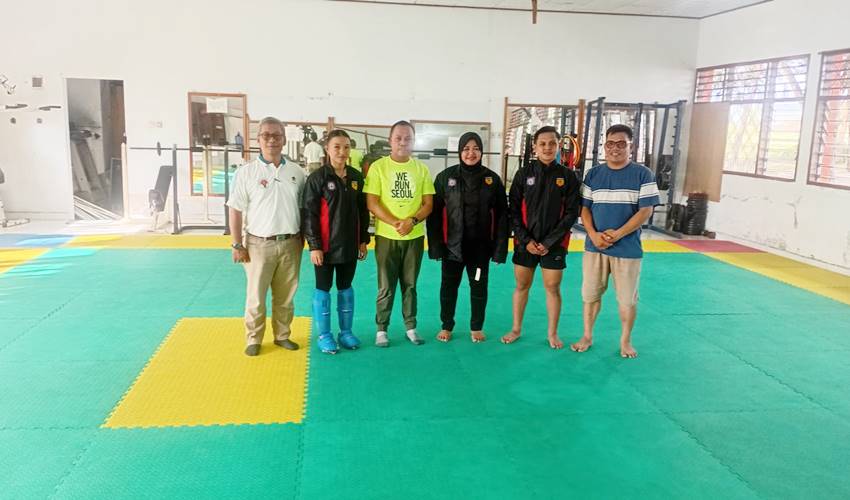 Ketum FORKI Gorontalo, Danial Ibrahim ketika melakukan foto bersama dengan Tim Karateka yang akan berlaga di PON Bela Diri di Jawa Tengah