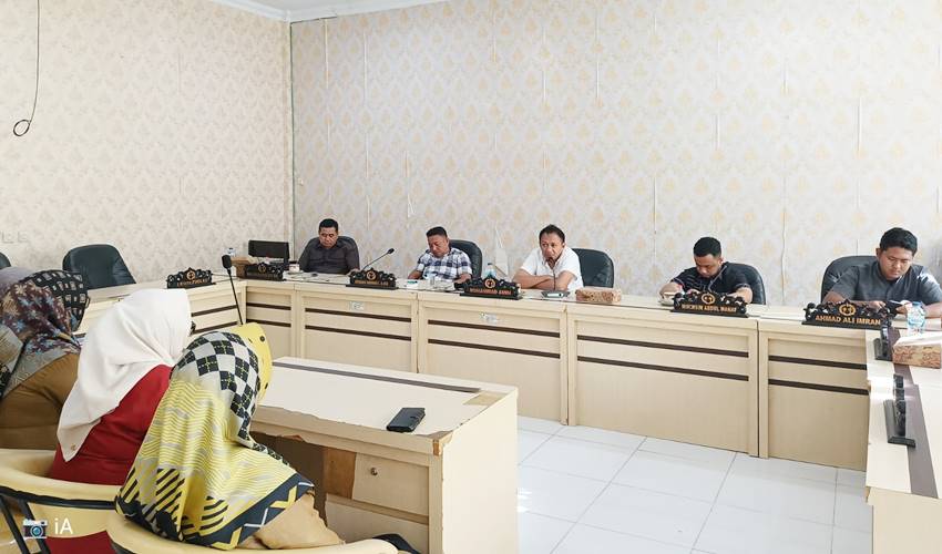 Para anggota Komisi III DPRD Boalemo tengah melaksanakan RDP dengan Dinas Pendidikan yang hanya dihadiri Bagian Keuangan.