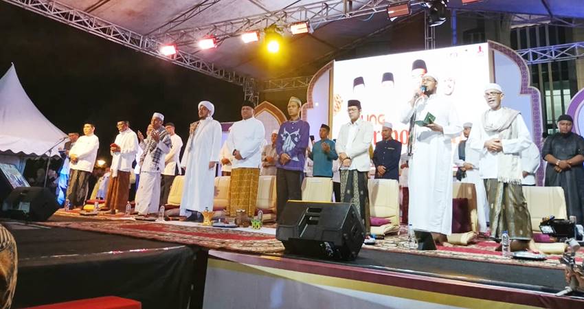 Suasana pelaksanaan kegiatan UNG Bershalawat yang menghadirkan Ustaz Abdul Somad (UAS), Kamis (23/10/2025) malam.