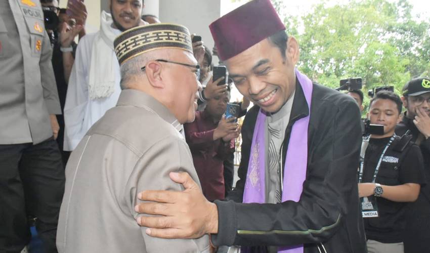 Ustad Abdul Somad saat disambut oleh Bupati Gorontalo, Sofyan Puhi, Kamis (23/10/2025).