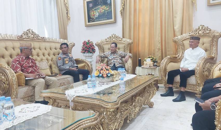 Suasana pertemuan antara Gubernur Gorontalo, Gusnar Ismail, Wakapolda Gorontalo, Bupati Pohuwato, Saipul Mbuinga dan pihak perusahaan.
