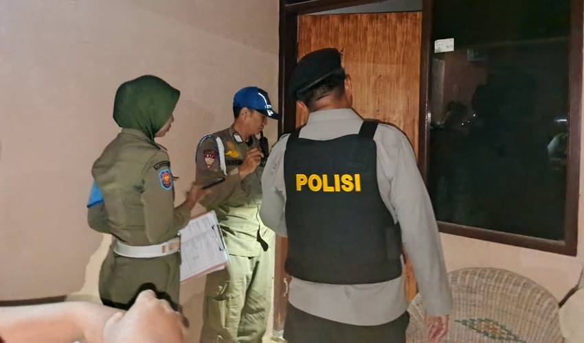 Razia yang dilaksanakan Satpol PP Kota Gorontalo bersama TNI, Polri, dan Polisi Militer (POM) tengah melakukan razia, Jumat (24/10/2025). (Foto: Kominfo)