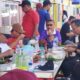 Bupati Gorontalo, Sofyan Puhi dan Wakil Bupati Gorontalo, Tonny S. Junus bersama sejumlah pimpinan OPD tengah menikmati makanan di warung kaki Lima kawasan Pasmolim.