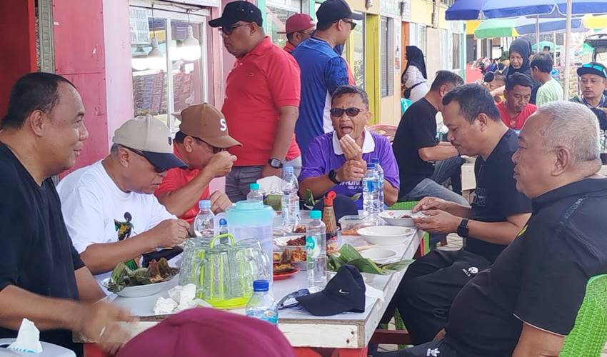 Bupati Gorontalo, Sofyan Puhi dan Wakil Bupati Gorontalo, Tonny S. Junus bersama sejumlah pimpinan OPD tengah menikmati makanan di warung kaki Lima kawasan Pasmolim.