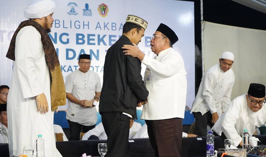 Ustadz Abdul Somad (UAS) bersama Wali Kota Gorontalo, Adhan Dambea pada kegiatan Tabliqh Akbar yang dilaksanakan Pemkot Gorontalo, Sabtu (25/10/2025) malam, di Lapangan Taruna Remaja.