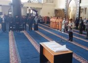 Sejarah Baru di Kabgor, 7 Pejabat Dilantik di Masjid Menghadap Kain Kafan