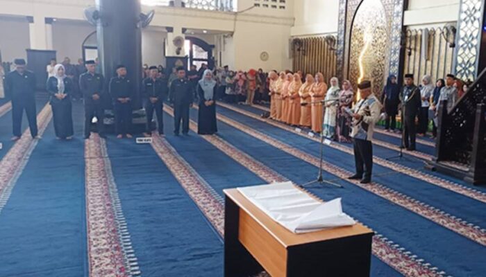 Sejarah Baru di Kabgor, 7 Pejabat Dilantik di Masjid Menghadap Kain Kafan