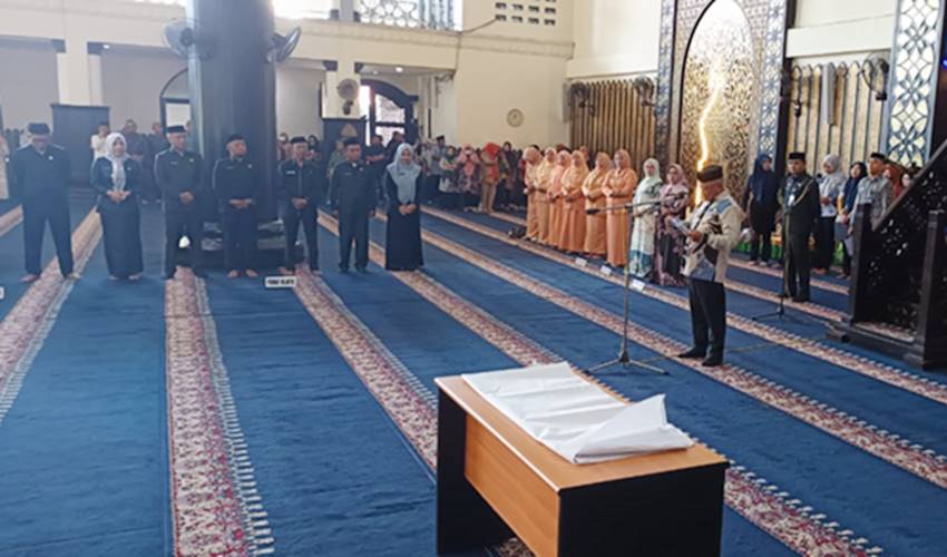 Proses pelantikan pejabat eselon II di Pemkab Gorontalo.