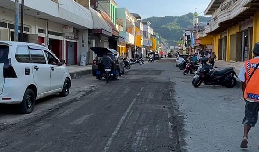 Torang Bekeng Bae_ Jalan Jenderal Soeprapto Kompleks Pertokoan Mulai Dibenahi