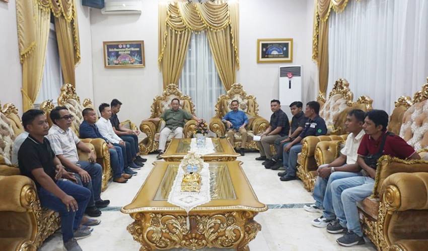 Suasana pertemuan antara Gubenur Gorontalo, Gusnar Ismail dengan aliansi sopir Provinsi Gorontalo, Rabu (5/11/2025).