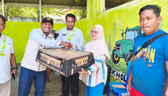 Warga Titilihuwa Terima Bantuan Bibit Ayam dari Pemkab Gorontalo