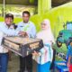 Asisten Administrasi Umum Setda Kabgor, Haris Tome, ketika menyerahkan bantuan bibit ayam kepada perwakilan warga masyarakat Kelurahan Tilihuwa, Kecamatan Limboto, Rabu (5/11/2025).