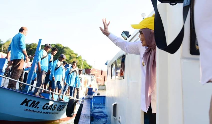 Wagub Gorontalo, Idah Syahidah Rusli Habibie ketika menjajal kapal yang merupakan bantuan Pemprov Gorontalo untuk nelayan.