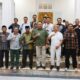 Jajaran komite pembentukan Kabupaten Panipi Raya ketika melakukan foto bersama dengan Gubernur Gorontalo, Gusnar Ismail.