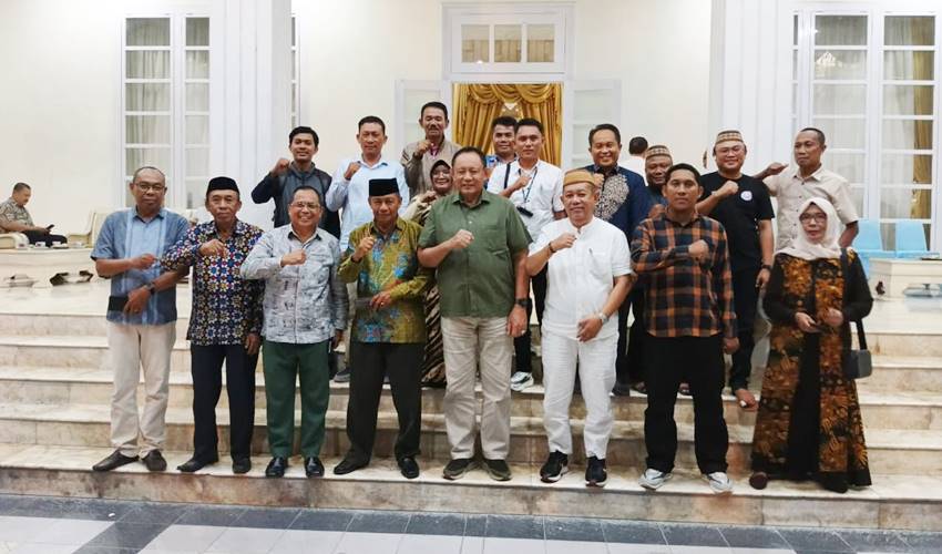 Jajaran komite pembentukan Kabupaten Panipi Raya ketika melakukan foto bersama dengan Gubernur Gorontalo, Gusnar Ismail.