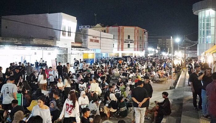 Yang Menyatukan Warga Ternyata Bukan Kafe Mewah, Tapi Kursi Lipat