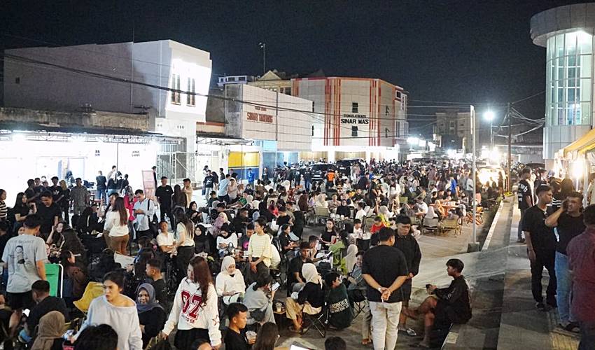 Yang Menyatukan Warga Ternyata Bukan Kafe Mewah, Tapi Kursi Lipat