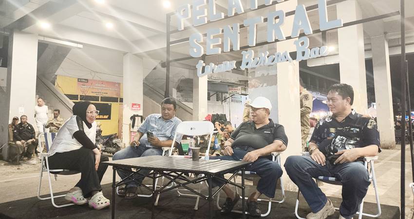 Wali Kota Gorontalo, Adhan Dambea bersama sejumlah pejabat tengah berada di Pelataran Sentral. Kehadiran Adhan untuk memastikan kondusifitas lokasi tersebut pasca kejadian pada Ahad (7/12/2025) dini hari.