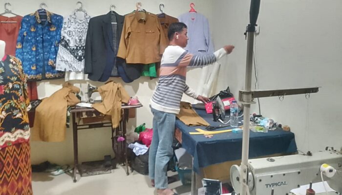 Enal, Penjahit yang Masih Bertahan di Pasmolim, Harapkan Konsumen Kembali Meningkat