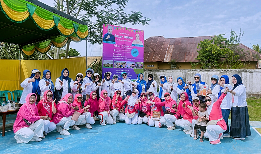 Foto bersama Merlan Uloli dengan pengurus dan anggota Muslimat NU, IWAPI dan IPEMI Bone Bolango di kegiatan Bazar UMKM dalam rangka memperingati Hari Ibu ke-97.