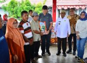 Gubernur Gusnar Salurkan Bantuan Benih Jagung Senilai Rp. 202 Juta ke Petani di Bone Bolango