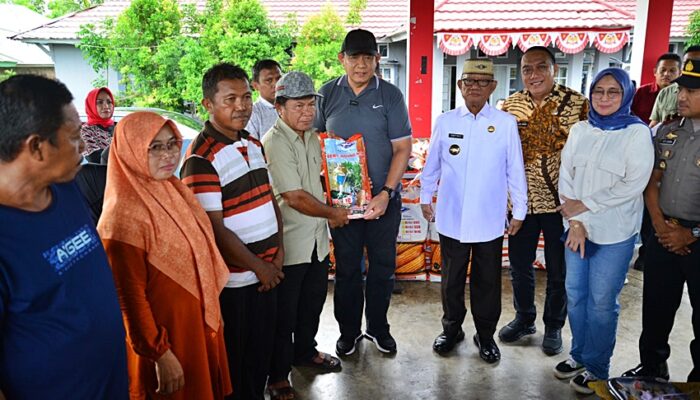 Gubernur Gusnar Salurkan Bantuan Benih Jagung Senilai Rp. 202 Juta ke Petani di Bone Bolango