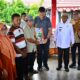 Gubernur Gusnar Salurkan Bantuan Benih Jagung Senilai Rp. 202 Juta ke Petani di Tilongkabila