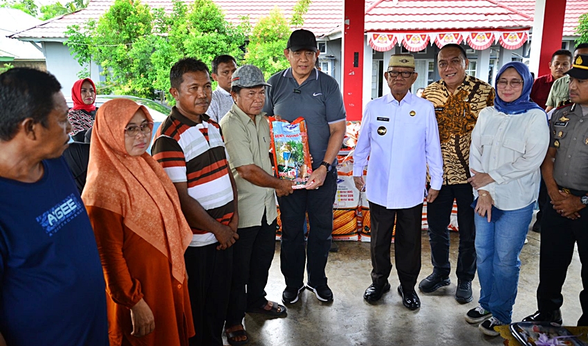 Gubernur Gusnar Salurkan Bantuan Benih Jagung Senilai Rp. 202 Juta ke Petani di Tilongkabila