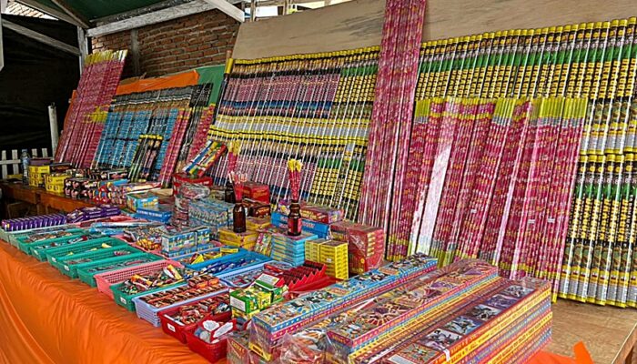 Jelang Malam Pergantian Tahun, Kembang Api Mulai Banyak Dicari