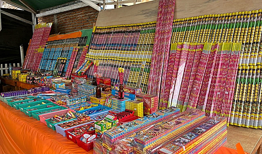Jelang Malam Pergantian Tahun, Kembang Api Mulai Banyak Dicari