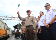 Menko AHY Tinjau Langsung Angkutan Natal dan Tahun Baru, Sapa Penumpang dan Lepas Keberangkatan KA Cakrabuana di Gambir
