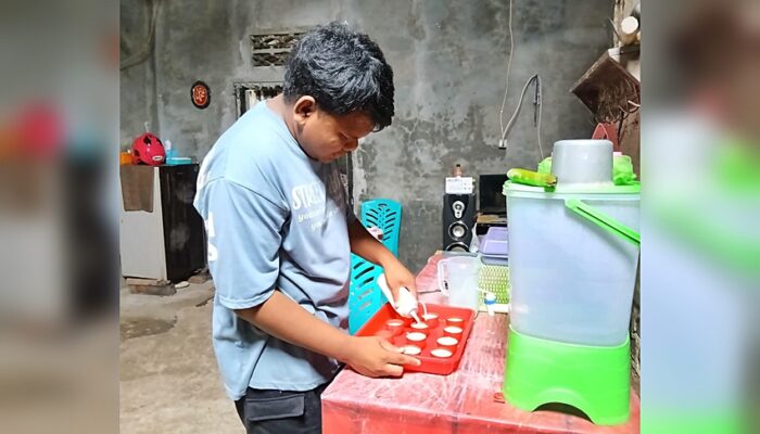 Meski Pendapatan Minim, Mahasiswa UNG Ini Tetap Konsisten Jalankan Usaha Kue Rumahan