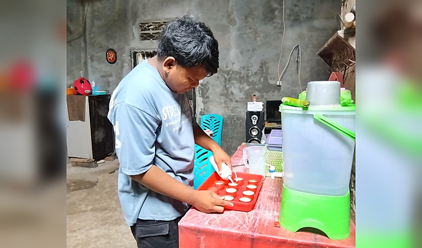 Meski Pendapatan Minim, Mahasiswa UNG Ini Tetap Konsisten Jalankan Usaha Kue Rumahan