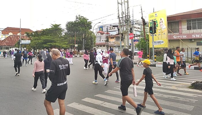 Minggu Bugar, Warga Gorontalo Antusias Ikuti Jalan Sehat dan Senam Bersama
